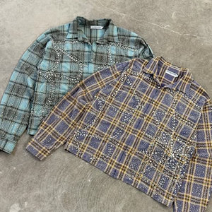 Áo khoác denim chất liệu cotton dày dặn, kiểu dáng cổ trụ, tay dài, đính đá, thiết kế riêng, kiểu dáng vintage, màu phai nắng, vai xuôi, chất liệu jean nặng. - Product Image 5