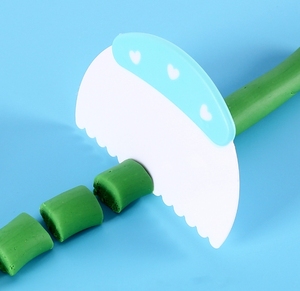 Outils à gâteaux en plastique 4-en-1 Spatule à pâtisserie Couteau à découper Crème Lissante Fondant Outil avec motif de fleurs Décoration - Product Image 3