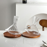 Carafe à vin rouge rotative soufflée à la main, 23 cm de haut, en verre nervuré sans plomb, avec plateau en bois pour la dégustation de vins en hôtel