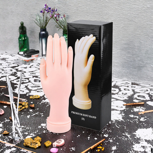 Main d'entraînement souple en plastique pour la pratique de la manucure et du nail art - Product Image 3