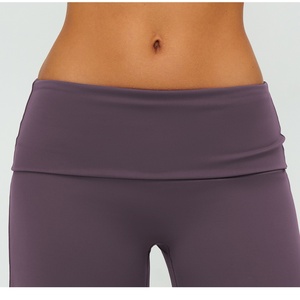 Pantalones Deportivos de <span class=keywords><strong>Pierna</strong></span> Ancha de Felpa para Mujer con Logotipo Personalizado, Cintura Plegable, <span class=keywords><strong>Pierna</strong></span> Acampanada, Sin Costura Delantera, Corte de Bota, Leggings de Yoga - Product Image 3