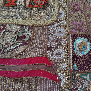 Tapiz Indio de Pared con Diseño de Patchwork Textil Estilo Banjara, Arte con Cuentas, Patchwork Único con Bordado - Product Image 1