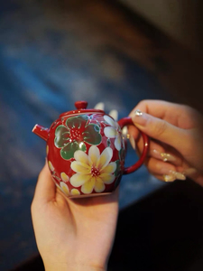 Service à thé en porcelaine rouge vermillon, peint à la main, motif floral chinois traditionnel, collection Abondance de fleurs - Product Image 3