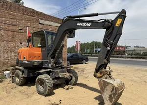 Excavatrice hydraulique compacte sur roues d'occasion, modèle Doosan DX60W, 6 tonnes, d'origine coréenne, faible nombre d'heures de fonctionnement, bon état - Product Image 3