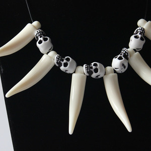 Collar de calavera de resina con dientes largos blancos, accesorio de disfraz para Halloween - Product Image 2