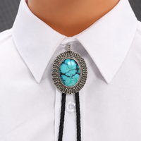 Pendentif en forme d'épée à nœud papillon de Rango |   Bijou artisanal en argent sterling 925 avec serti clos et turquoise naturelle Yungaisi, unisexe
