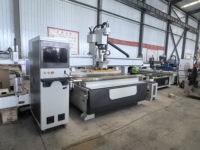 Routeur CNC ATC avec axe rotatif latéral et changeur d'outils automatique linéaire pour la découpe de portes et de meubles en bois