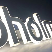 Enseignes lumineuses personnalisées en acier inoxydable, lettres éclairées à halo doré avec lettres en relief polies miroir