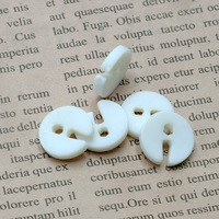 Botones de Resina Beige en Forma de Cuerno: Diseño de Dos Ojos, Venta al por Mayor para Accesorios de Ropa