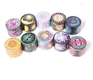 Biểu Tượng Tùy Chỉnh Bán Buôn UV Đầy Đủ In Ấn Chất Lượng Cao 4 Hai Lớp Kim Loại Kẽm Hợp Kim Máy Xay Bền Sắc Nét Răng Thuốc Lá Máy Xay - Product Image 4