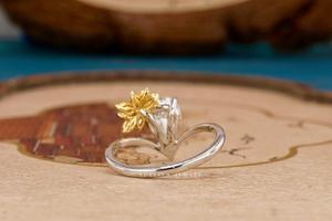 Anillo de Compromiso Elegante con Perlas Antiguas y Corona de Flores, Anillo de Diamantes, Joyería Hecha a Mano, Diseño Atemporal Brillante, Perfecto - Product Image 3