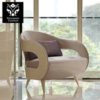 Fauteuil d'appoint moderne de luxe avec cadre latéral sculptural ouvert, siège incurvé rembourré et pieds coniques élégants, fauteuil de détente