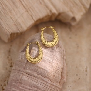 Boucles d'oreilles Huggie Minimalistes Vintage en Acier Inoxydable Texturé, Formes Multiples (Cœur, Étoile, Éventail, C) Anti-allergie, Élégantes pour Femmes de Bureau - Product Image 3