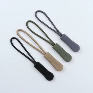 Tiroirs à glissière en caoutchouc fantaisie en gros, logo personnalisé, tirette de fermeture éclair noire - Product Image 1