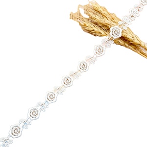 Passamaneria in <span class=keywords><strong>pizzo</strong></span> Siqunce, passamaneria ricamata con fiori <span class=keywords><strong>e</strong></span> perle, passamaneria in poliestere elasticizzato 5/8, bianco oro - Product Image 1