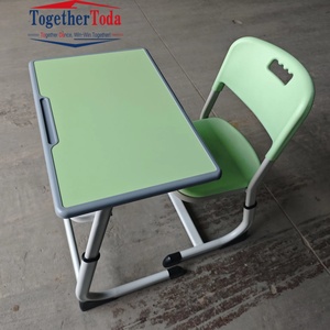 Ensemble de bureau et chaise scolaire simple, moderne et durable en plastique, vente en gros pour l'étude des enfants dans les écoles et les milieux d'apprentissage - Product Image 3