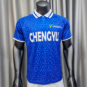 Maillot de football rétro personnalisé pour homme, sublimé, respirant, à manches courtes, style streetwear tendance, avec logo brodé - Product Image 2