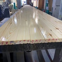 Finition pouvant être durcie aux UV, attrayante, utilisée pour la production de panneaux muraux en pin écossais massif.