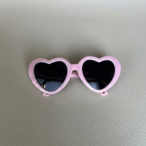 Gafas de sol con forma de corazón rosa para muñecas, accesorio unisex con montura de plástico, 8 cm de ancho, gafas de sol con forma de corazón. - Product Image 1