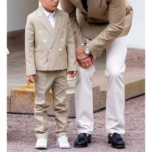 Conjunto de traje de esmoquin rojo de 2 piezas para niños, chaqueta y pantalones formales ajustados para niños para bodas, bailes y fiestas de cumpleaños - Product Image 3