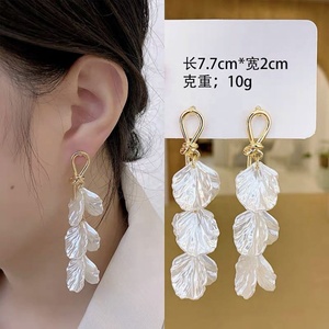 Boucles d'oreilles clous en alliage de zinc plaqué or avec perles et longues pampilles florales blanches pour mariage féminin - Product Image 6