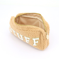 Pochette cosmétique en polaire sherpa avec fermeture éclair dorée et lettres en chenille pour le rangement du maquillage et l'organisation des articles de toilette