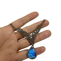 Collier pendentif soleil en macramé noir fait main avec jade et pompon, grand, style bohème, ethnique, bijou de guérison, chaîne en bambou, bouddhisme