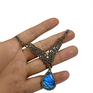 Collier pendentif soleil en macramé noir fait main avec jade et pompon, grand, style bohème, ethnique, bijou de guérison, chaîne en bambou, bouddhisme - Product Image 1