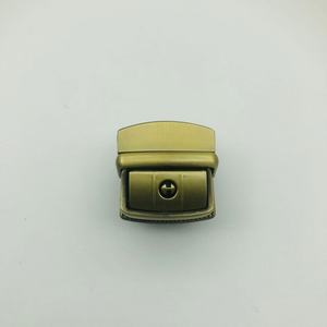 Bán Buôn Thời Trang Phù Hợp Phụ Kiện Kim Loại Đẩy Khóa Tùy Chỉnh Thiết Kế Đóng Cửa Túi Ổ Khóa Báo Chí Túi Xách Khóa Phần Cứng Cho Túi Xách - Product Image 3