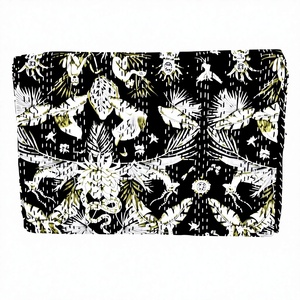 Couverture Kantha imprimée à la main, noir et blanc, avec motifs bohèmes de différentes couleurs, décoration intérieure toute saison - Product Image 1