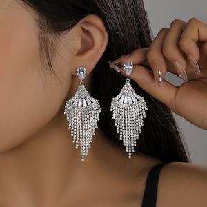 Pendientes Largos de Borla con Cristales Geométricos y Pedrería, Estilo Europeo Americano de Alta Gama, Unisex, con Personalidad Exagerada - Product Image 1