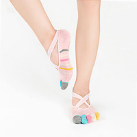 Logo personnalisé pas cher respirant anti-dérapant 5 orteils chaussettes chaussettes antidérapantes couleur rayures Yoga danse Pilates 100% coton chaussettes