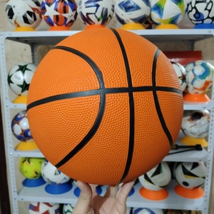 Balón de baloncesto profesional de caucho PU con logo personalizado, tamaño 7, para entrenamiento deportivo en interiores y exteriores. - Product Image 5