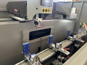 Máquina de Fresado y Taladrado CNC con ATC para Ventanas y Puertas de Aluminio - Product Image 2