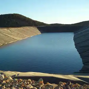 Revêtement d'étang de géomembrane HDPE coloré de haute qualité 1.2mm et 1.5mm d'épaisseur Confinement d'eau étanche et durable