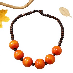 Collar clásico de resina con cuentas y bolas de piedra natural naranja, unisex, para uso diario. - Product Image 1