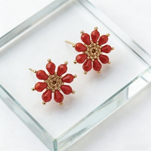 ต่างหูรูปดอกไม้ Namayo Sunfire Rosette ประดับด้วยลูกปัดแก้วเคลือบทอง 24K และลูกปัด Miyuki เหมาะสำหรับผู้หญิง สวมใส่ได้ทั้งแบบลำลอง/สปอร์ต สำหรับงานแต่งงาน - Product Image 3