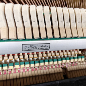 Piano droit japonais haut de gamme (d'occasion), idéal pour les performances et la pratique à domicile - Product Image 4