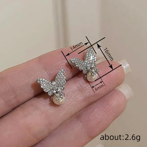 Boucles d'oreilles clous papillon en or blanc E3629 avec perles d'imitation et diamants taille brillant rond pour femme, style romantique pour soirée - Product Image 6