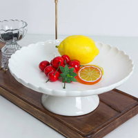 Europese stijl dessertbord wit met gegolfde rand en voet, keramiek, fruitbord