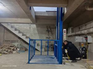 Hidrolik elektrik rel panduan jenis <span class=keywords><strong>Platform</strong></span> pengangkat 1000 KG kargo lift - Product Image 4