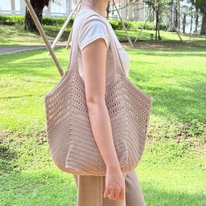 Sac tricoté en polyester grande capacité, style mode et loisirs, pour les vacances, avec motif ajouré au crochet, couleur unie, double bandoulière et ouverture pratique - Product Image 6