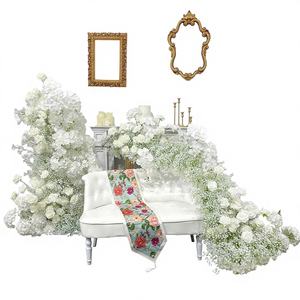 Chemin de table personnalisé en soie avec roses blanches et gypsophile artificielles pour décorations de mariage, de remise de diplôme et de Pâques - Product Image 1