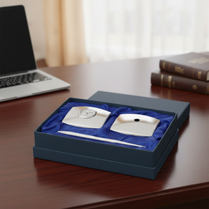 Set da scrivania con portapenne e orologio, finitura argento, in confezione regalo - Product Image 3