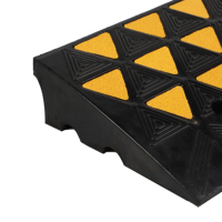 Rampe de trottoir en caoutchouc noir et jaune à profil bas pour une transition fluide des véhicules, empêche les rayures pour les voitures à faible garde au sol, les voitures de sport