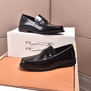 Zapatos de cuero para hombre de diseño personalizado de alta calidad, cómodos para todas las estaciones, estilo clásico formal. - Product Image 1