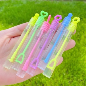 Bâton en plastique à <span class=keywords><strong>bulles</strong></span> d'eau pour enfants Ensemble de baguettes à <span class=keywords><strong>bulles</strong></span> soufflantes Jouet classique de dessin animé soufflant du <span class=keywords><strong>savon</strong></span> Jouets d'activités pour <span class=keywords><strong>maison</strong></span> à <span class=keywords><strong>bulles</strong></span> - Product Image 2
