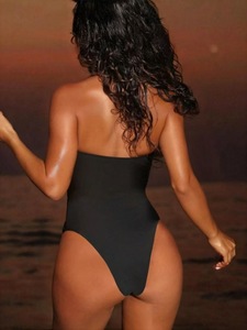Maillot de bain une pièce noir pour femme, style halter, découpes multiples sur le devant, décorations métalliques dorées, froncé, coupe haute, pour la plage, vente en gros - Product Image 3