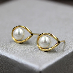 Orecchini a Perno Stile Anello di Möbius con Perla per Donne, Gioielli Minimalisti alla Moda - Product Image 5