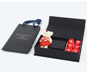 Coffret Cadeau Bijoux Rose Saint-Valentin : Collier et Bague à Motif Carré – Vente en Gros - Product Image 6